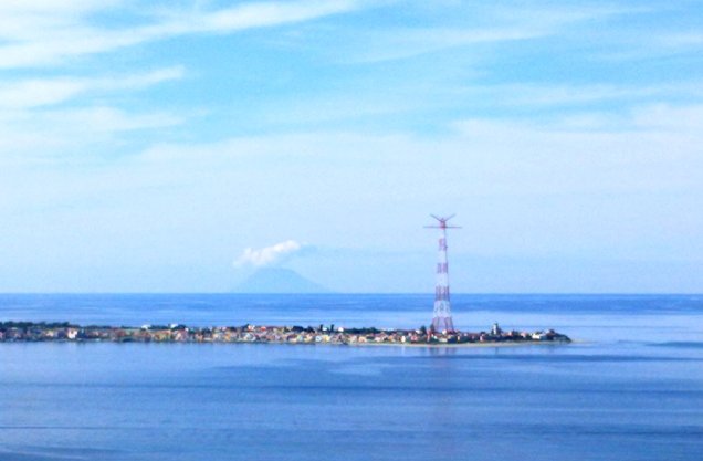 Messinasundet mellan Italien och Sicilien. 3km på smalaste stället. Vulkanen Stromboli i bakgrunden.